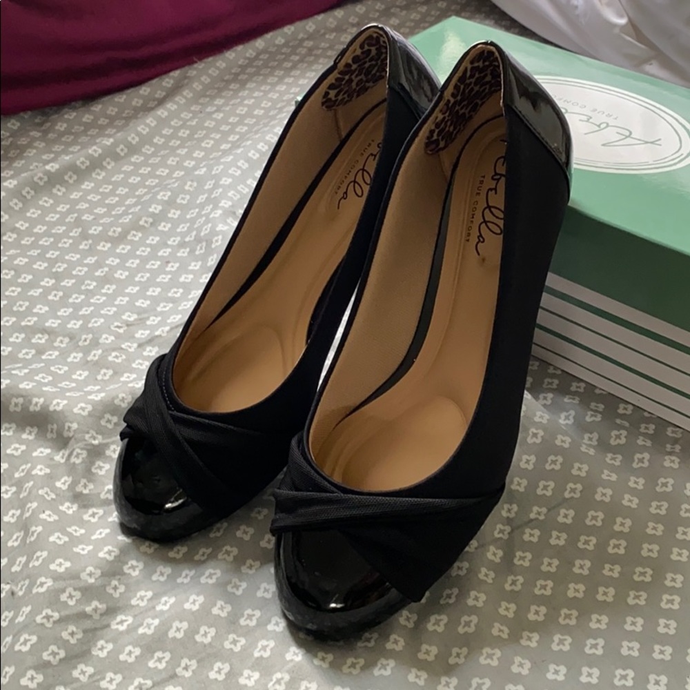 Kitten wedge dress shoe